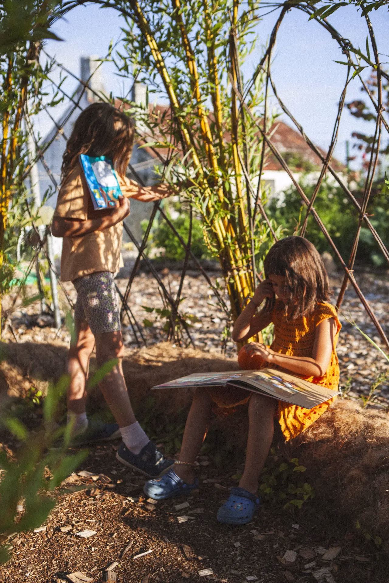 Infancia en acción en un espacio natural